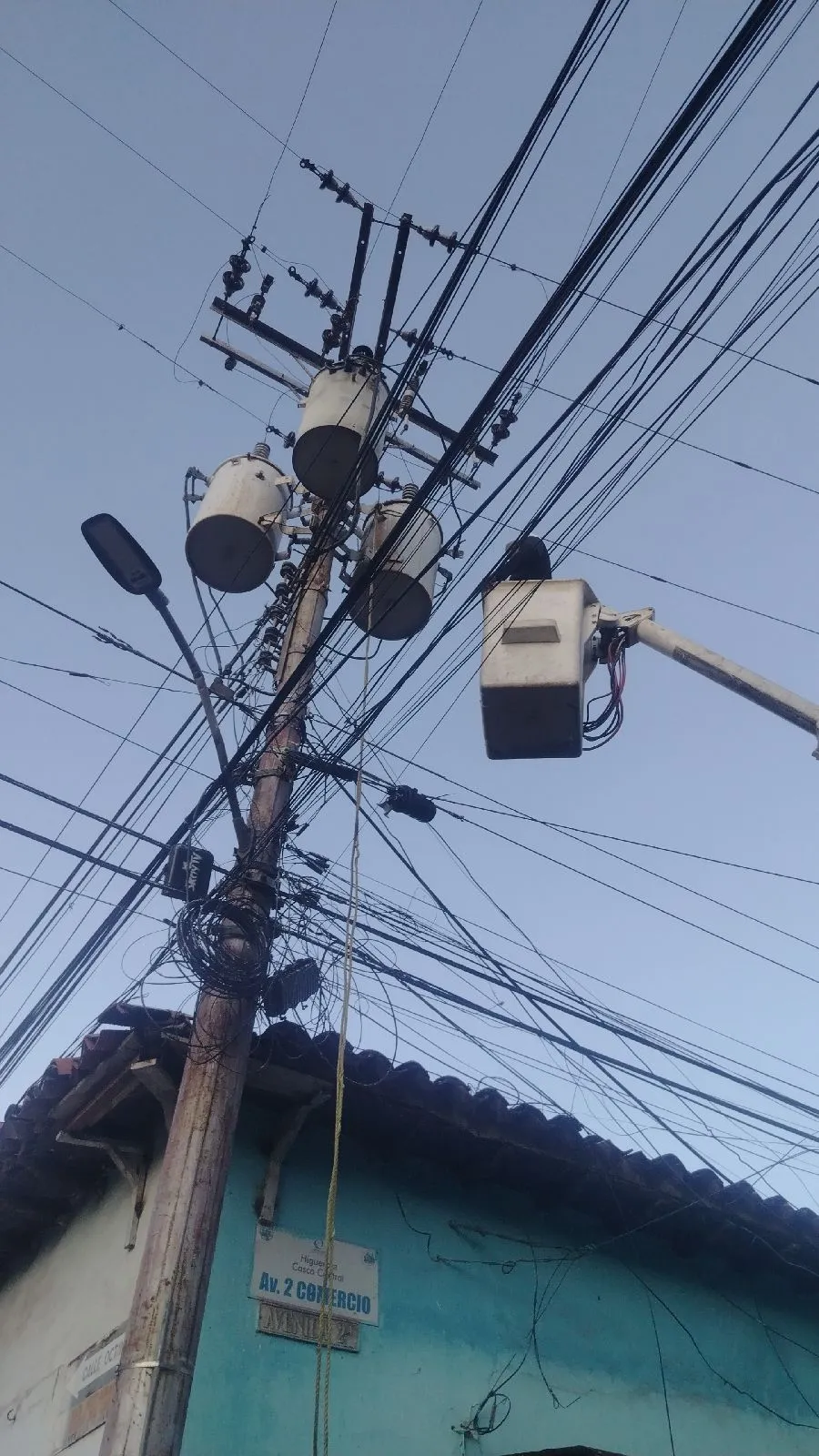 Mantenimiento, instalación o reparación de equipos de media y baja tension