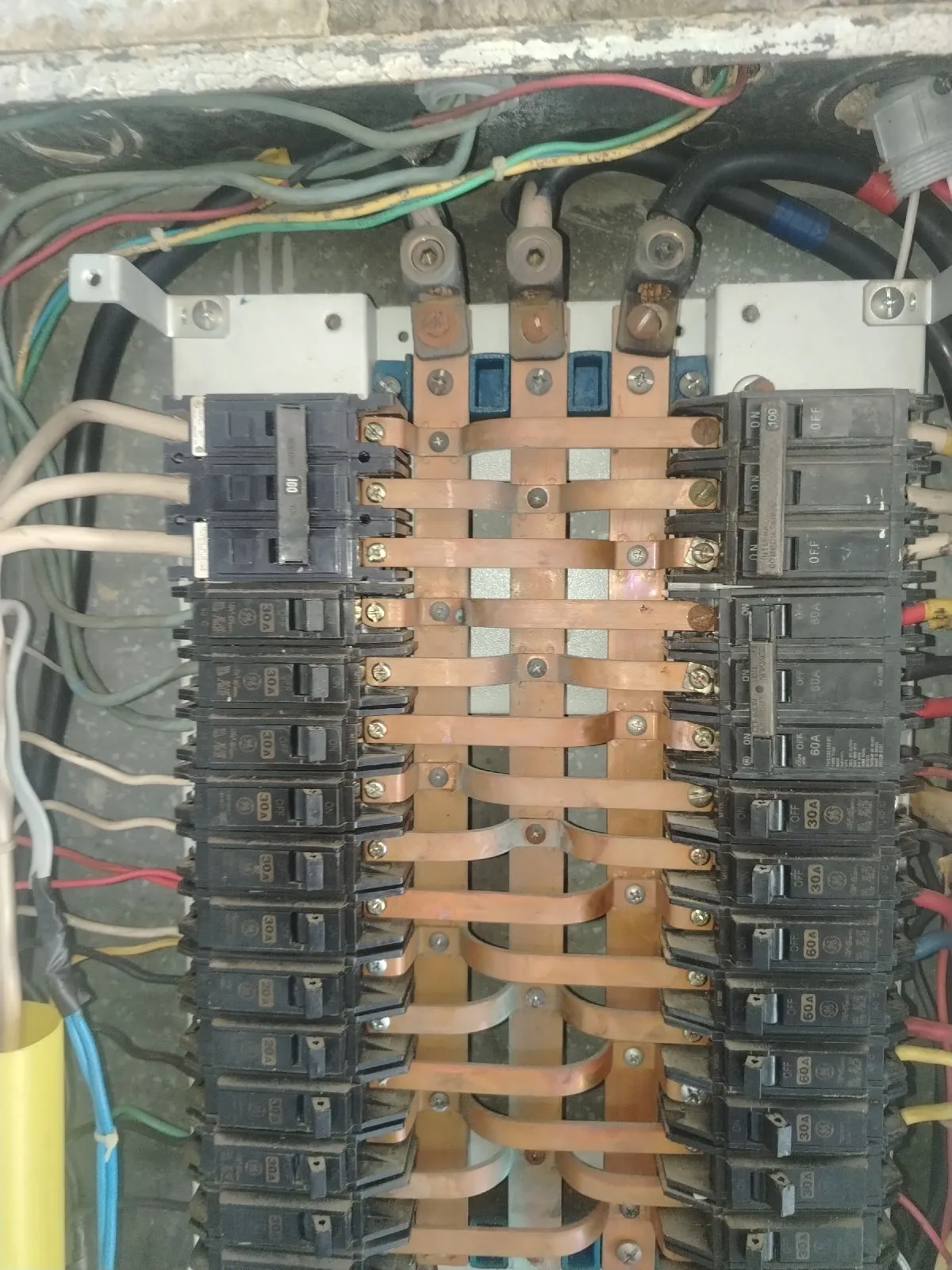 Mantenimiento, instalación o reparación de equipos de media y baja tension - Imagen 2