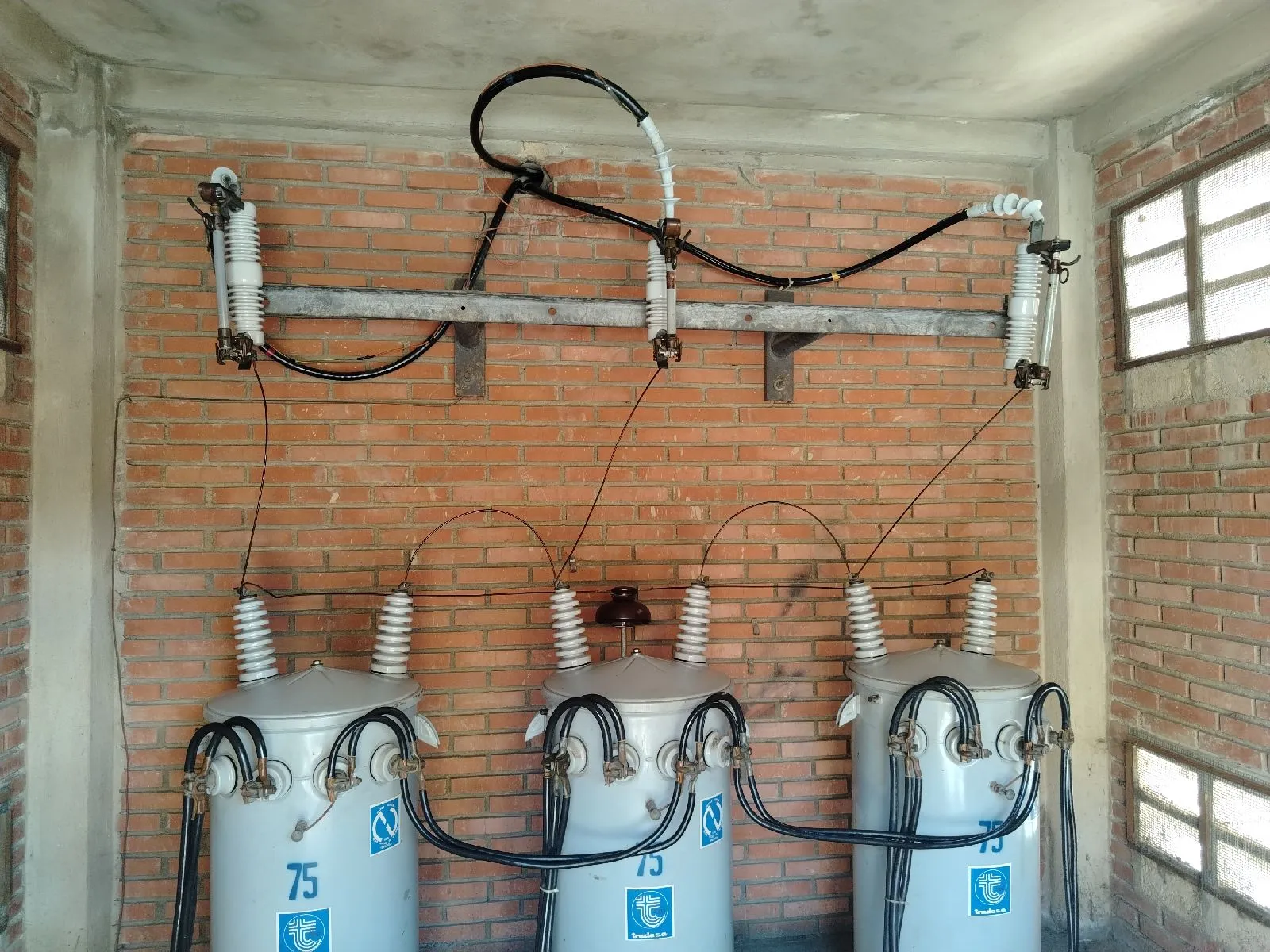 Mantenimiento, instalación o reparación de equipos de media y baja tension - Imagen 3