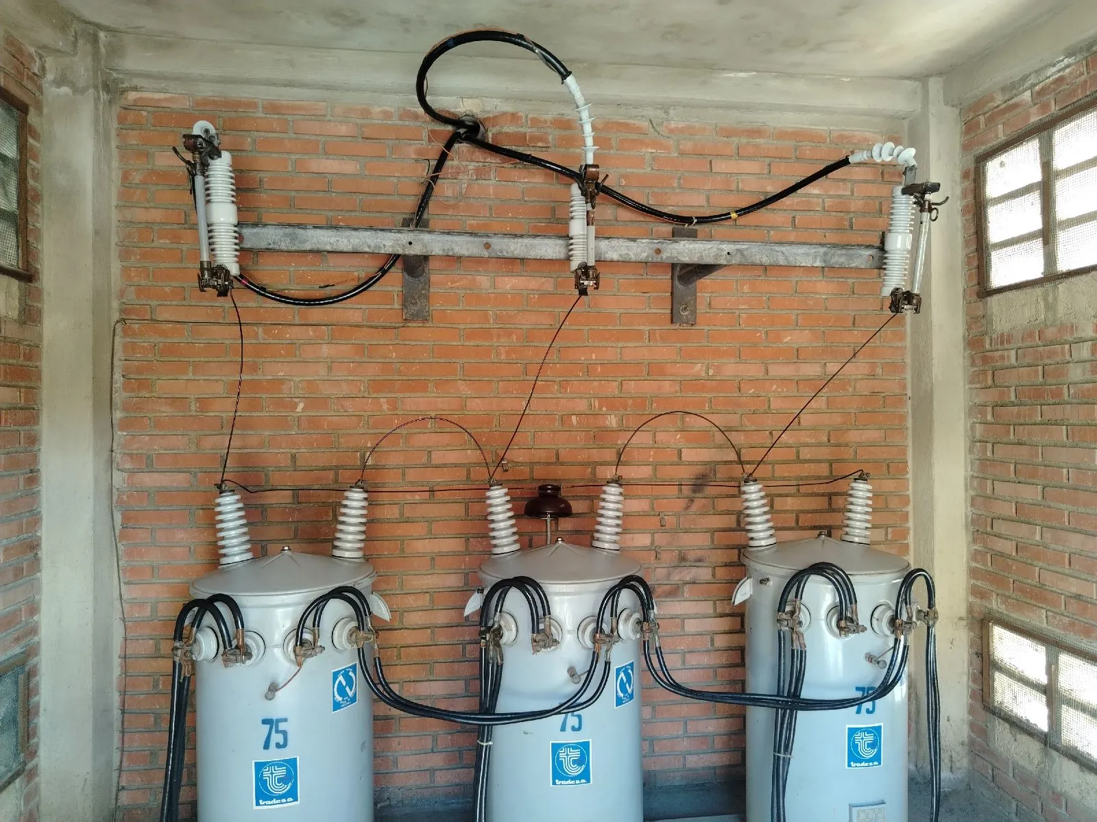 Mantenimiento, instalación o reparación de equipos de media y baja tension - Imagen 4